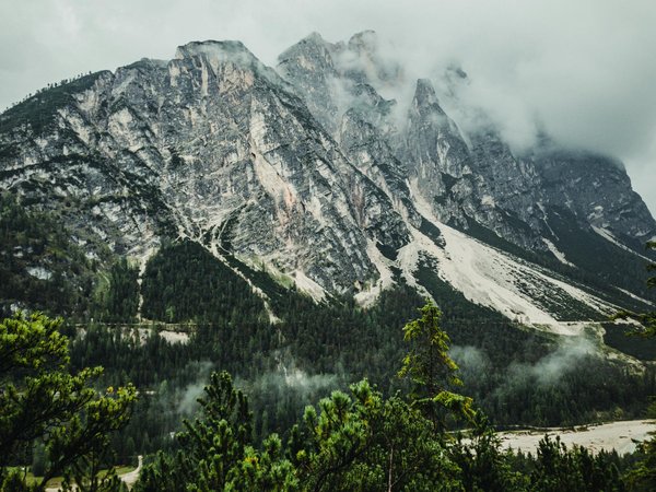 Où trouver une location de vacances en Bretagne avec des ateliers de cuisine bretonne et des randonnées en bord de mer?