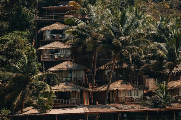 Quels sont les équipements nécessaires pour un camping en région côtière en automne?